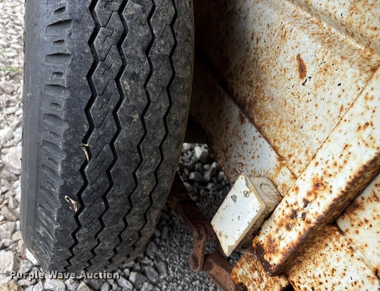 image for item DU1255 2006 HMDE livestock trailer