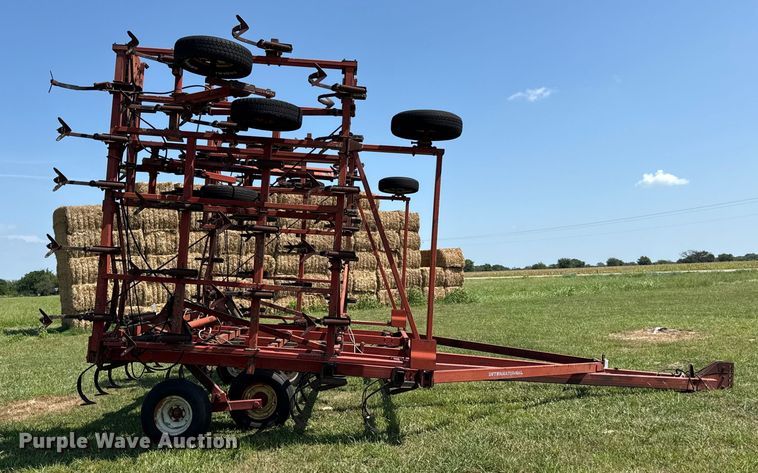 image for item DW2989 International 4700 vibra tiller field cultivator