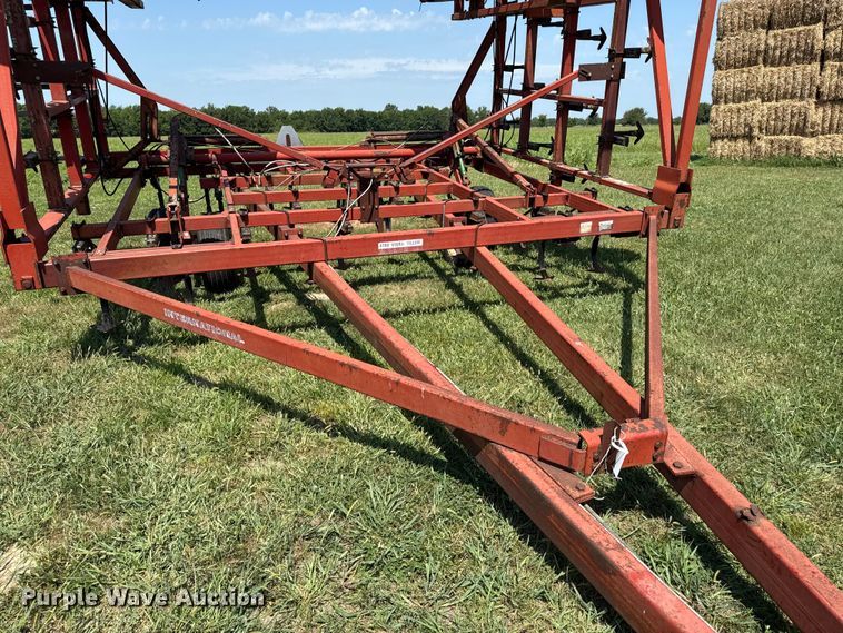 image for item DW2989 International 4700 vibra tiller field cultivator