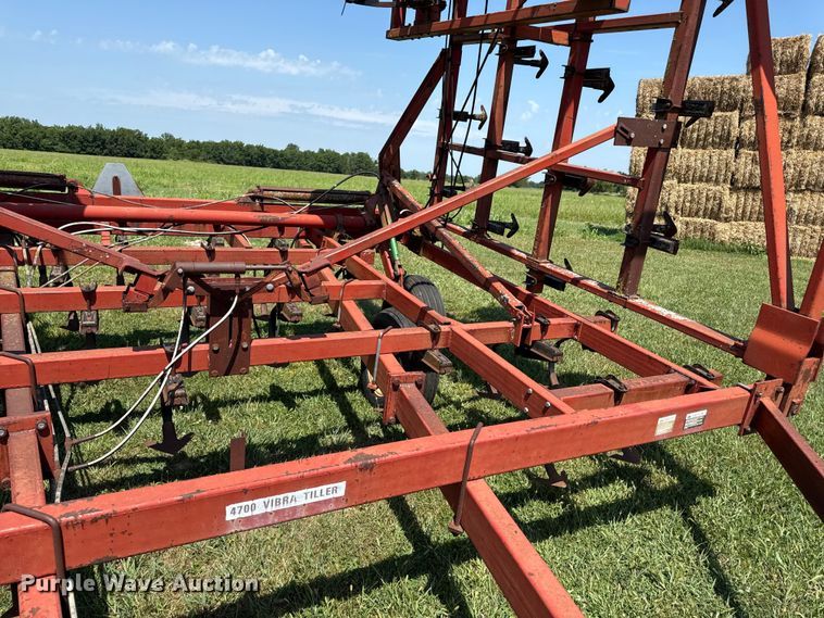 image for item DW2989 International 4700 vibra tiller field cultivator