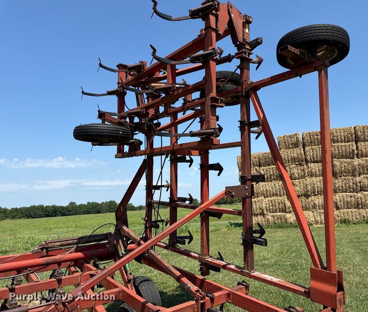 image for item DW2989 International 4700 vibra tiller field cultivator