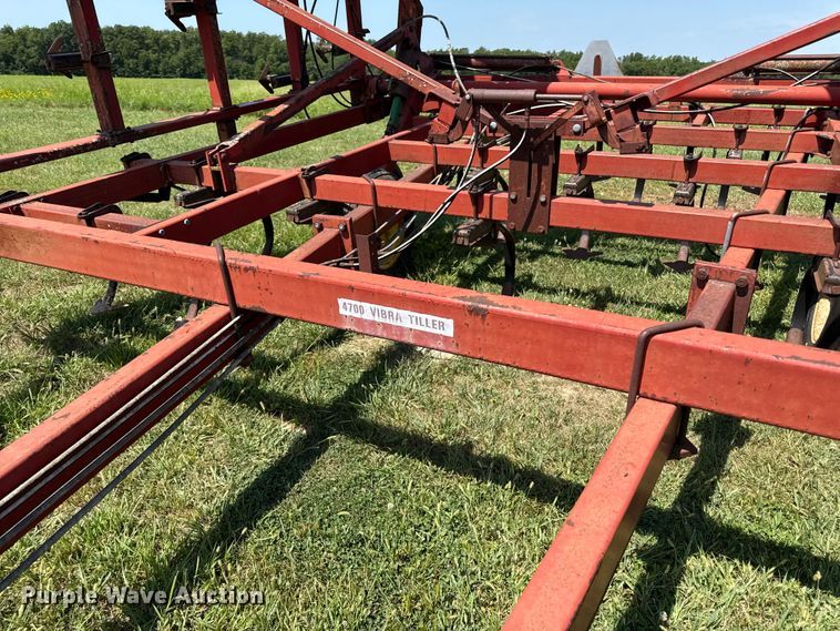 image for item DW2989 International 4700 vibra tiller field cultivator