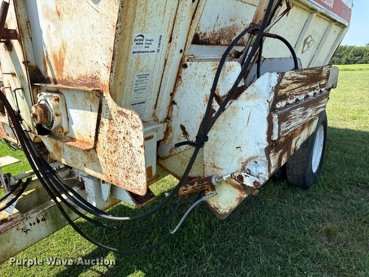 image for item DW2990 Harsh Haysizor 16/24 feed mixer