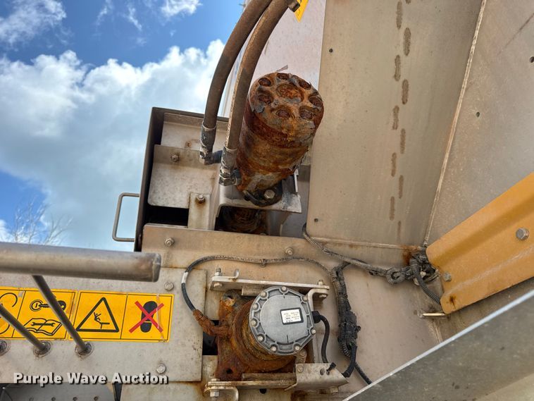 image for item DW3488 2020 RoGator RG1300C spreader