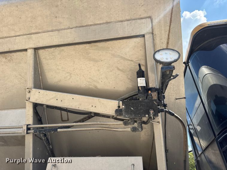 image for item DW3488 2020 RoGator RG1300C spreader