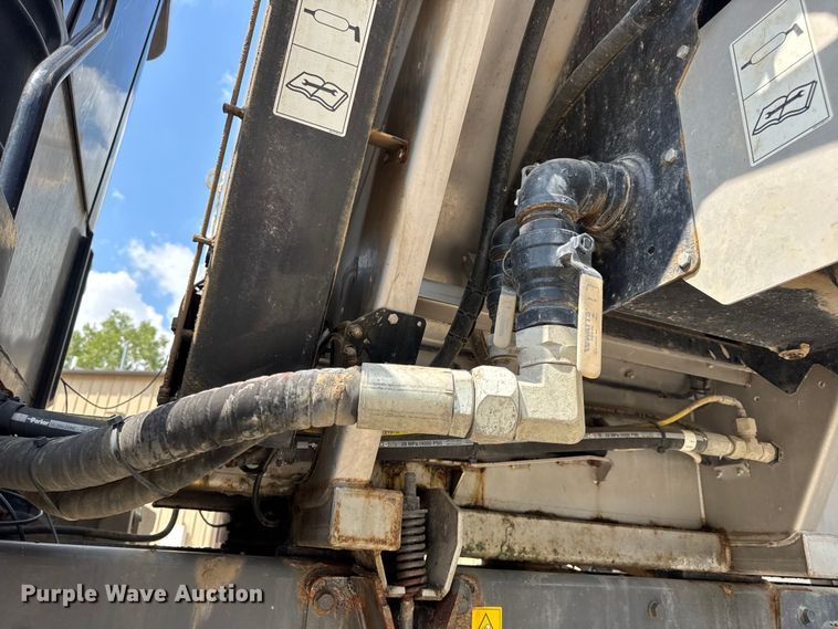 image for item DW3488 2020 RoGator RG1300C spreader