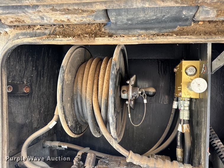 image for item DW3488 2020 RoGator RG1300C spreader