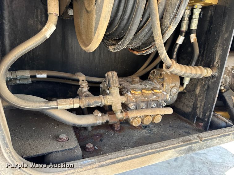 image for item DW3488 2020 RoGator RG1300C spreader