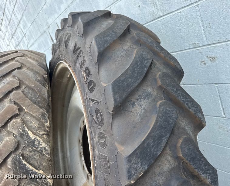 image for item DW3488 2020 RoGator RG1300C spreader