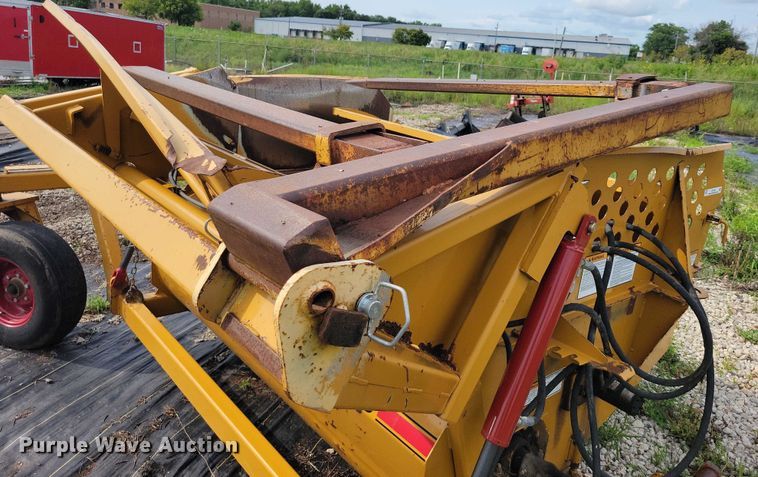 image for item DX7224 Haybuster 2100 bale processor