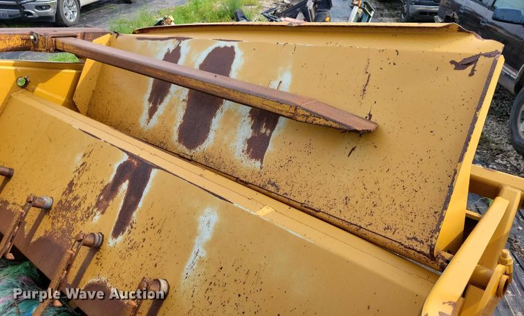 image for item DX7224 Haybuster 2100 bale processor