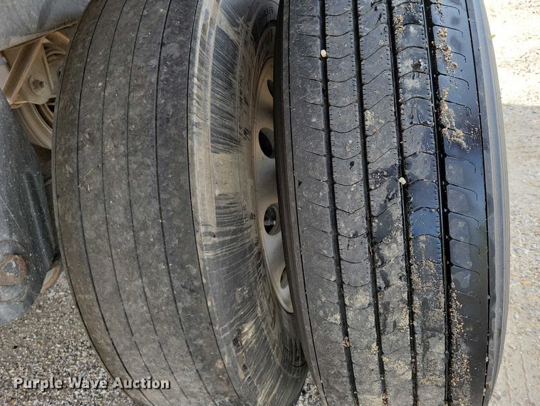 image for item DX7440 2014 Wilson Pacesetter grain trailer