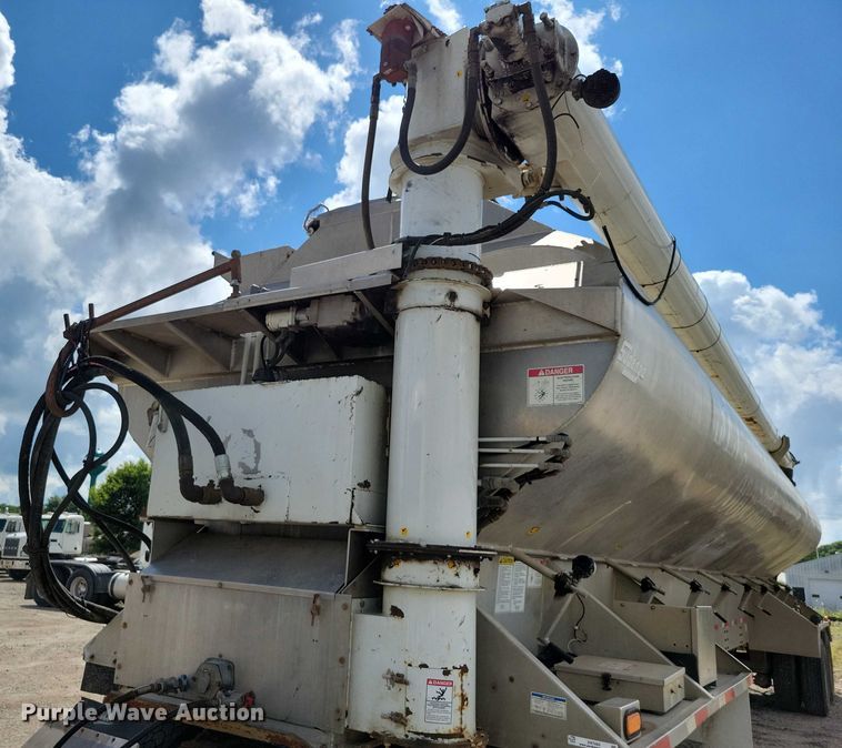 image for item DX7443 2008 Sudenga fertilizer delivery trailer