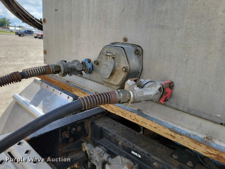 image for item DX7443 2008 Sudenga fertilizer delivery trailer