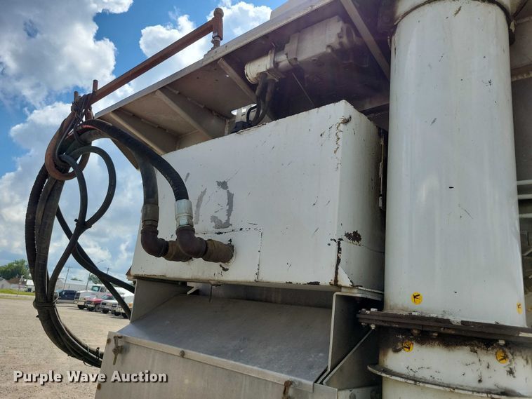 image for item DX7443 2008 Sudenga fertilizer delivery trailer