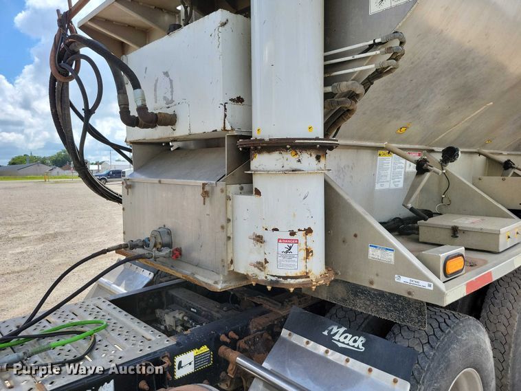 image for item DX7443 2008 Sudenga fertilizer delivery trailer