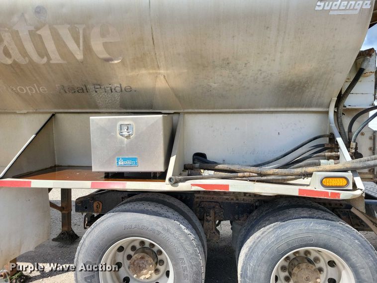 image for item DX7443 2008 Sudenga fertilizer delivery trailer