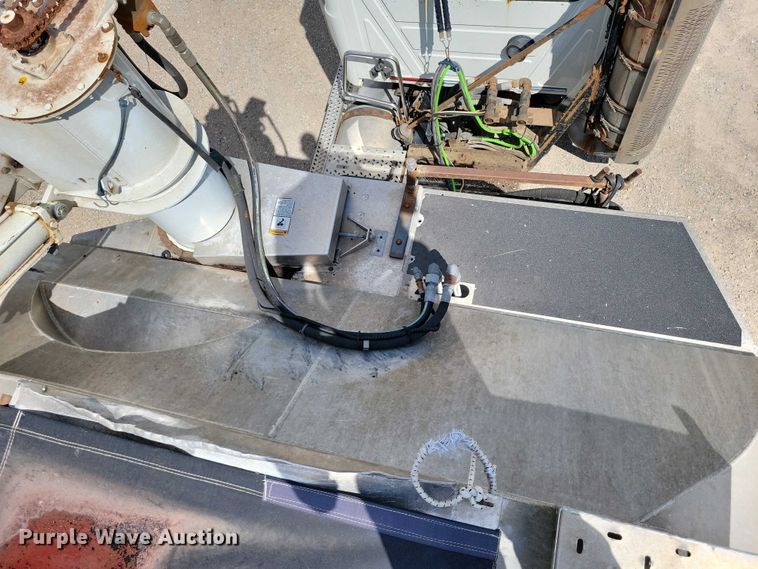 image for item DX7443 2008 Sudenga fertilizer delivery trailer