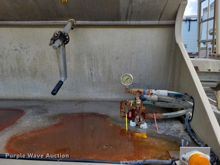 image for item DX7443 2008 Sudenga fertilizer delivery trailer