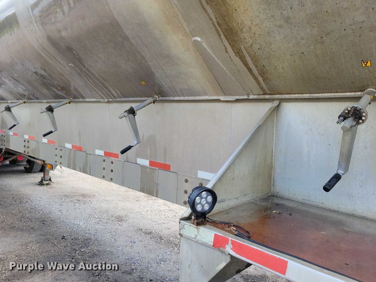 image for item DX7443 2008 Sudenga fertilizer delivery trailer