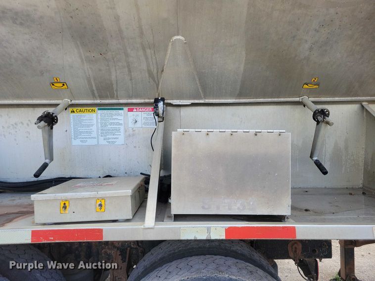 image for item DX7443 2008 Sudenga fertilizer delivery trailer