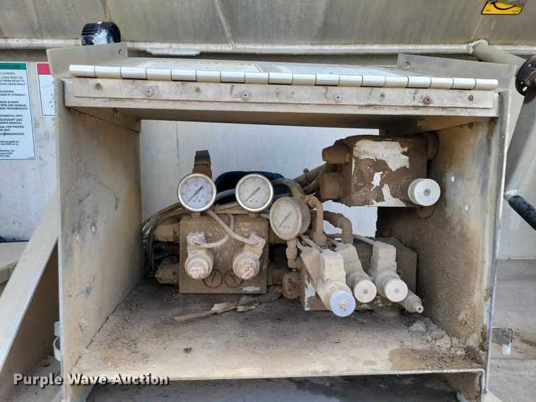 image for item DX7443 2008 Sudenga fertilizer delivery trailer