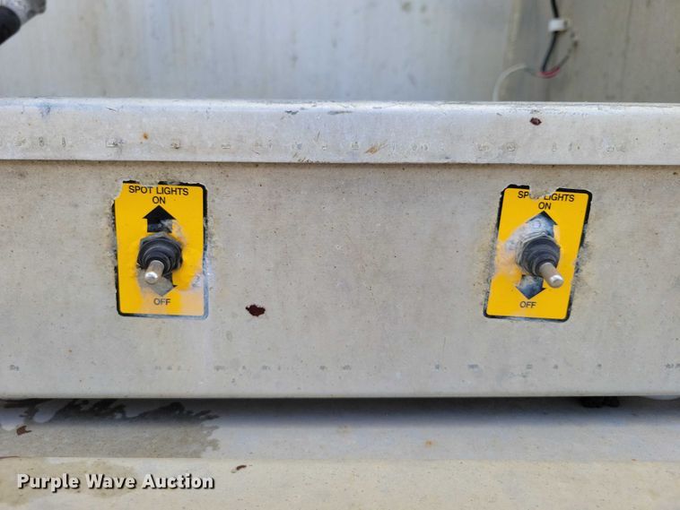 image for item DX7443 2008 Sudenga fertilizer delivery trailer