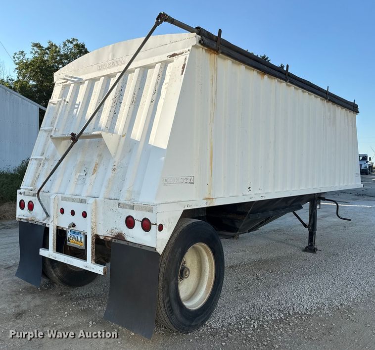 image for item DZ4218 1996 Dakota grain trailer