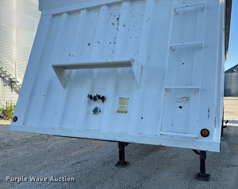 image for item DZ4218 1996 Dakota grain trailer