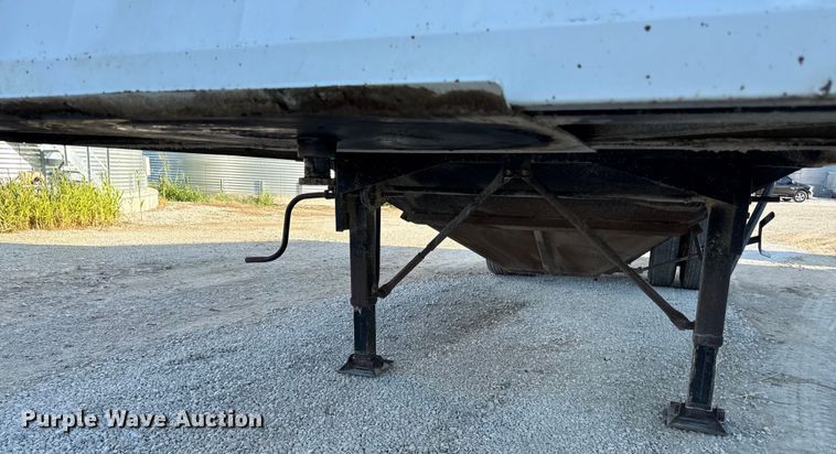 image for item DZ4218 1996 Dakota grain trailer