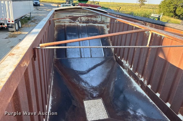 image for item DZ4218 1996 Dakota grain trailer