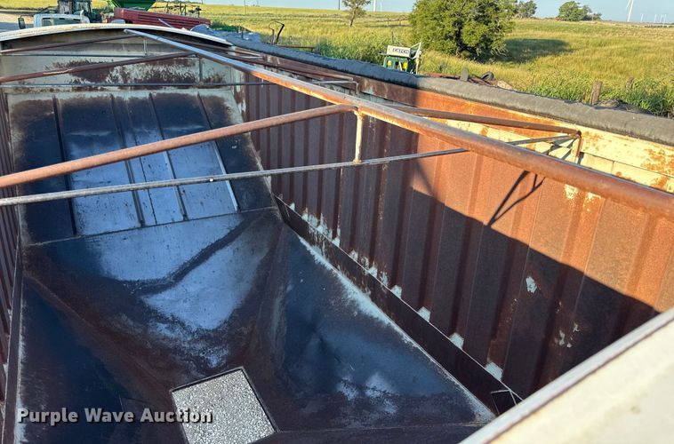 image for item DZ4218 1996 Dakota grain trailer