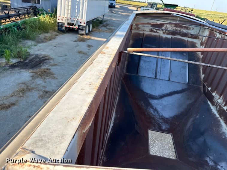 image for item DZ4218 1996 Dakota grain trailer