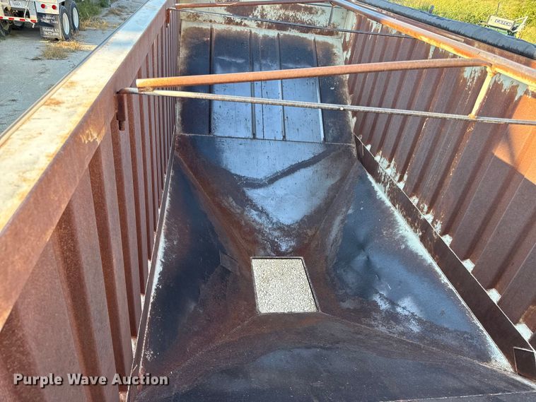 image for item DZ4218 1996 Dakota grain trailer