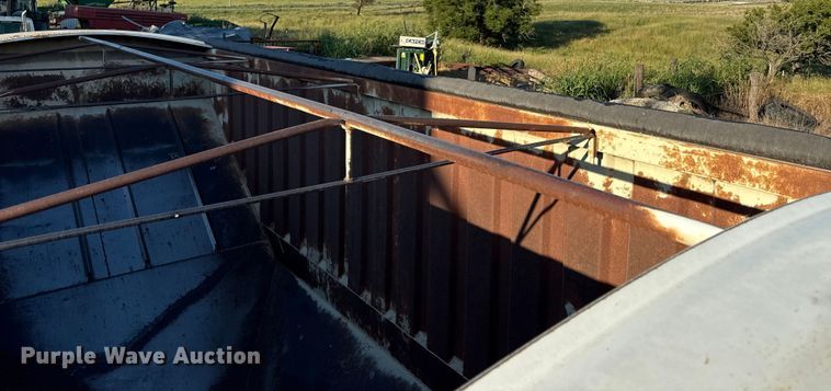 image for item DZ4218 1996 Dakota grain trailer