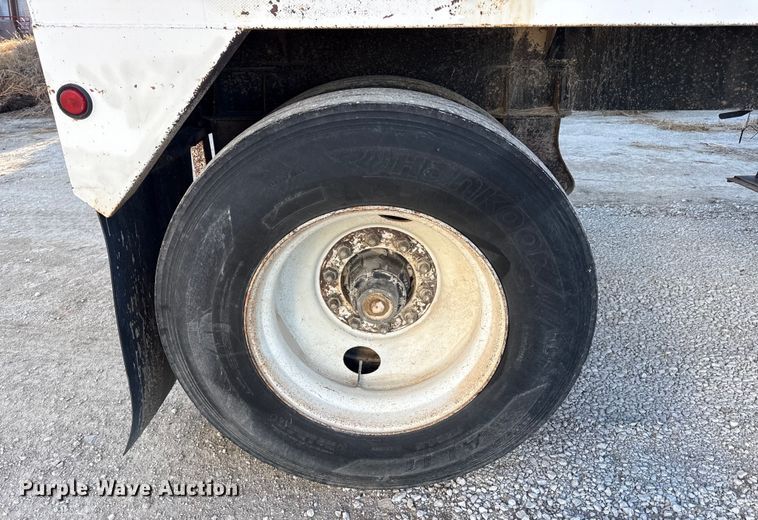 image for item DZ4218 1996 Dakota grain trailer