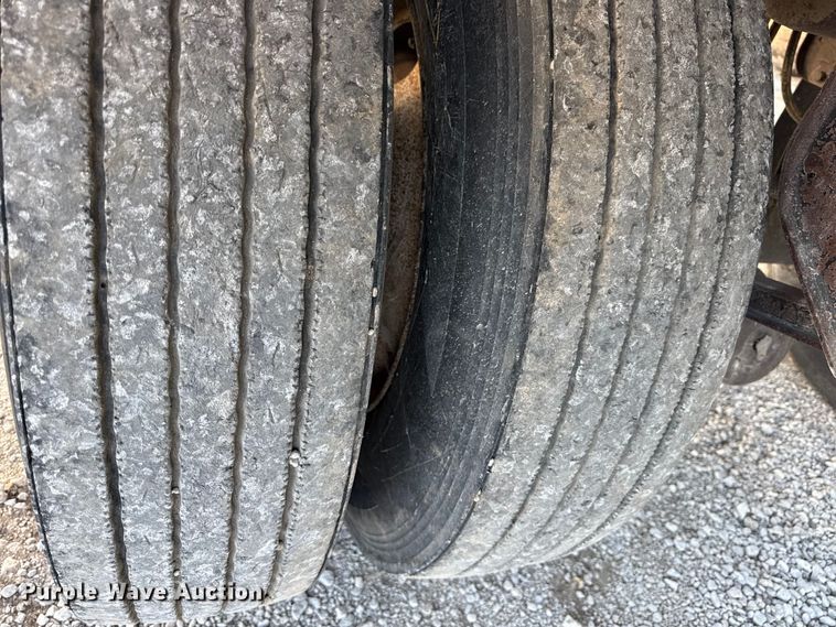 image for item DZ4218 1996 Dakota grain trailer