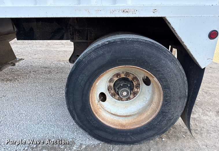 image for item DZ4218 1996 Dakota grain trailer