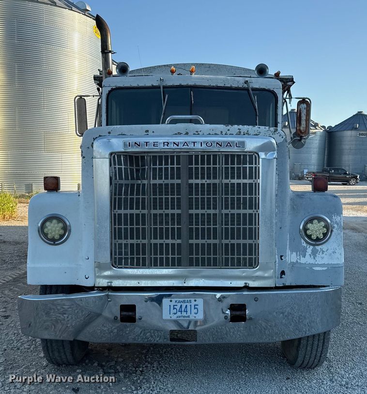 image for item DZ4219 1972 International Transtar 4300 grain truck