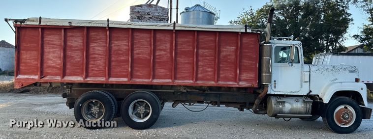 image for item DZ4219 1972 International Transtar 4300 grain truck