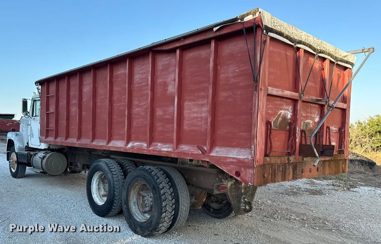 image for item DZ4219 1972 International Transtar 4300 grain truck