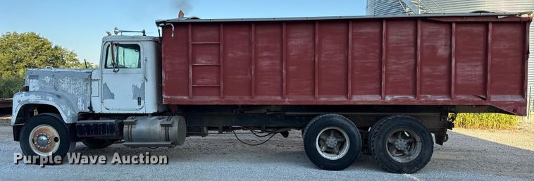 image for item DZ4219 1972 International Transtar 4300 grain truck