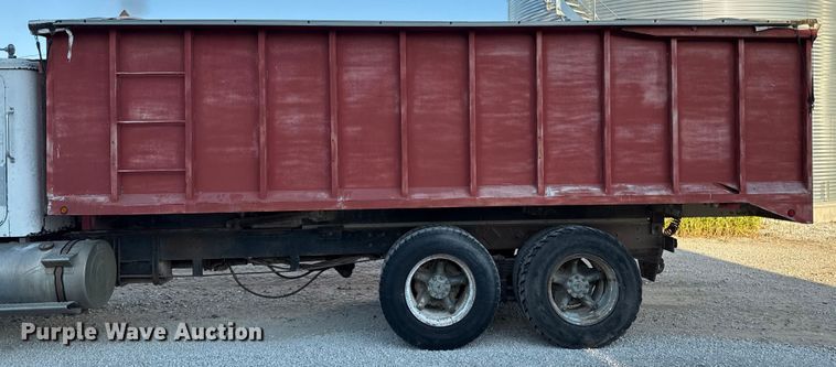 image for item DZ4219 1972 International Transtar 4300 grain truck
