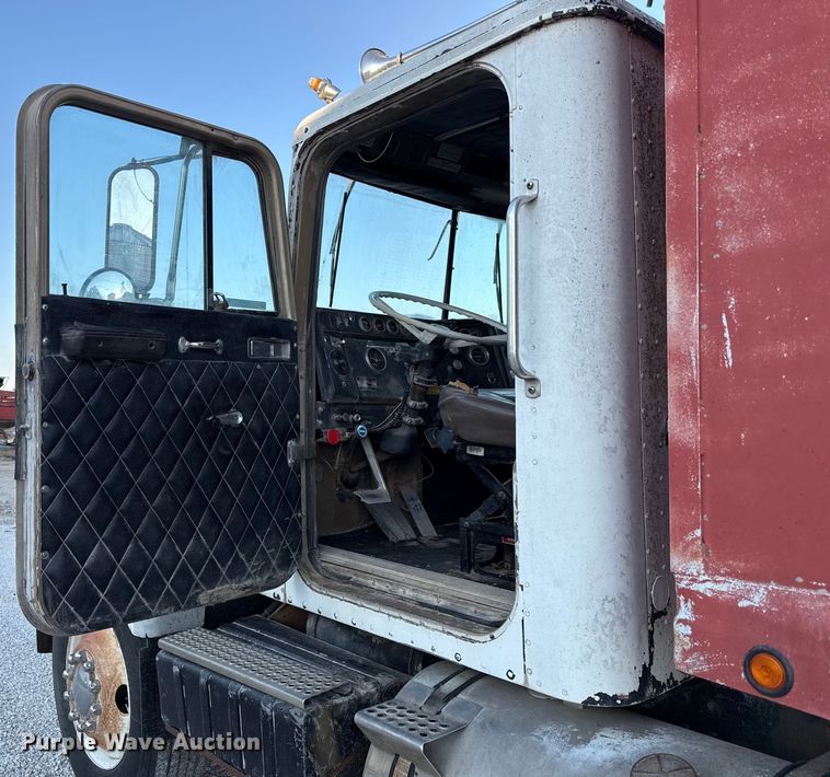 image for item DZ4219 1972 International Transtar 4300 grain truck