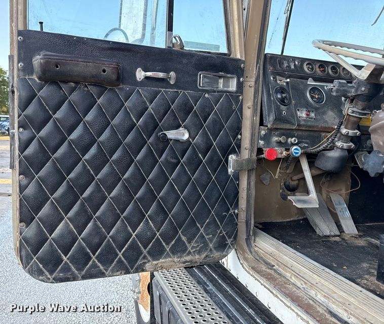 image for item DZ4219 1972 International Transtar 4300 grain truck