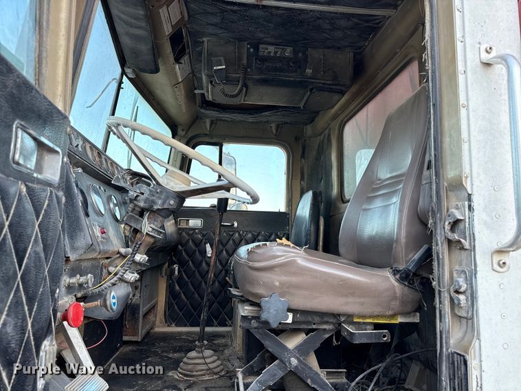 image for item DZ4219 1972 International Transtar 4300 grain truck