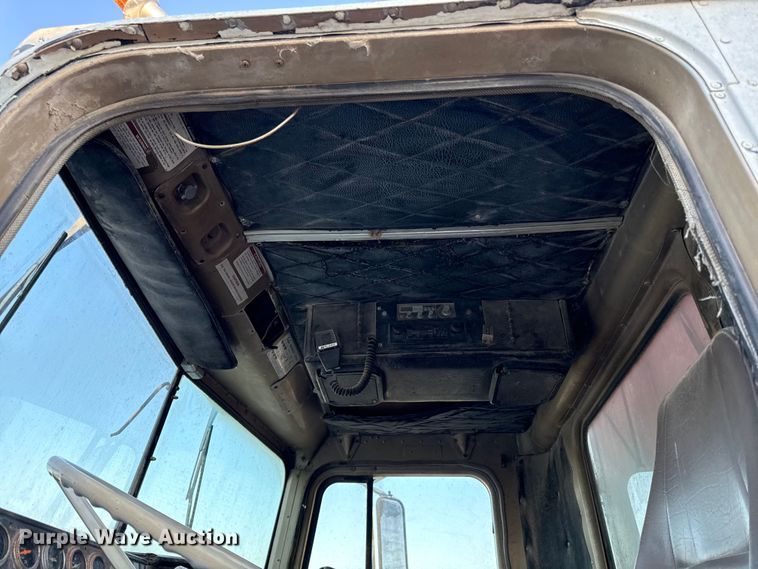 image for item DZ4219 1972 International Transtar 4300 grain truck