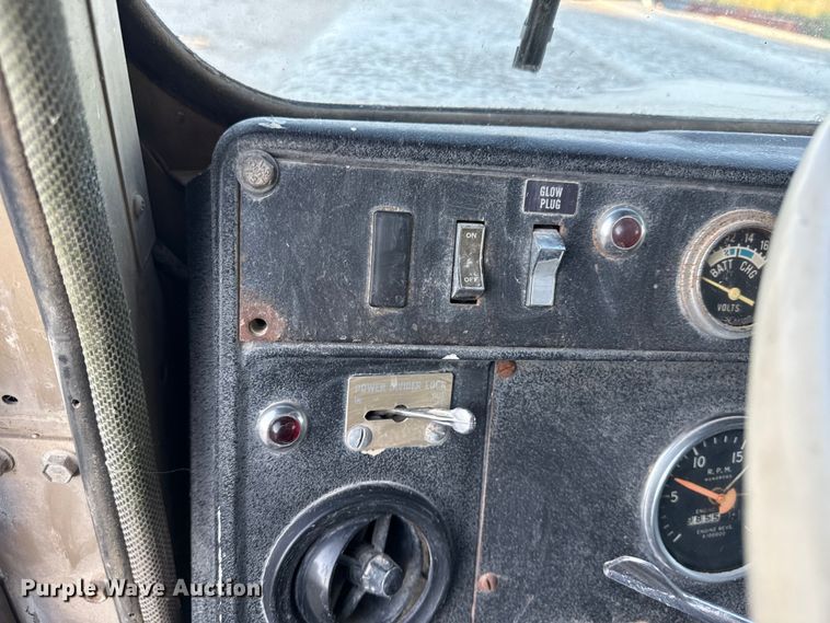 image for item DZ4219 1972 International Transtar 4300 grain truck