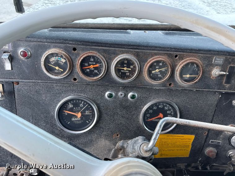 image for item DZ4219 1972 International Transtar 4300 grain truck