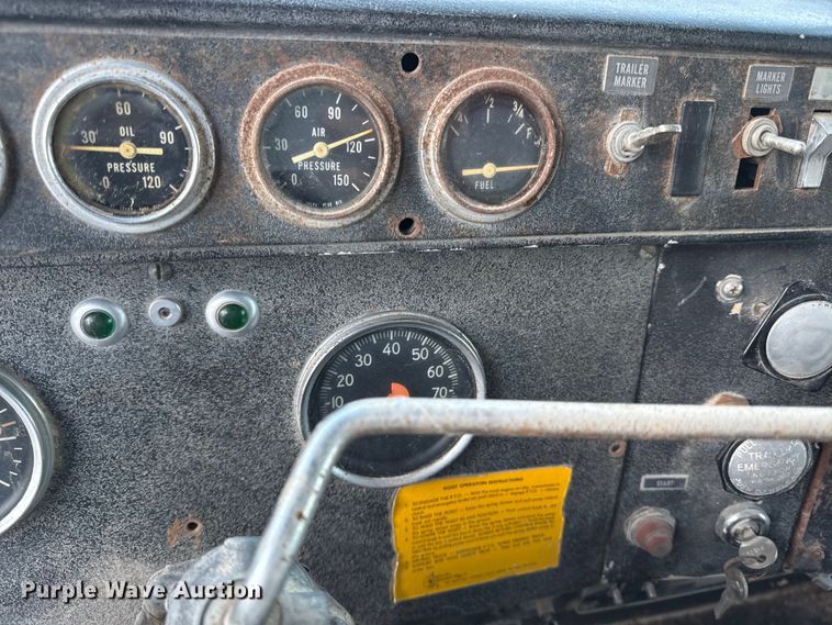 image for item DZ4219 1972 International Transtar 4300 grain truck